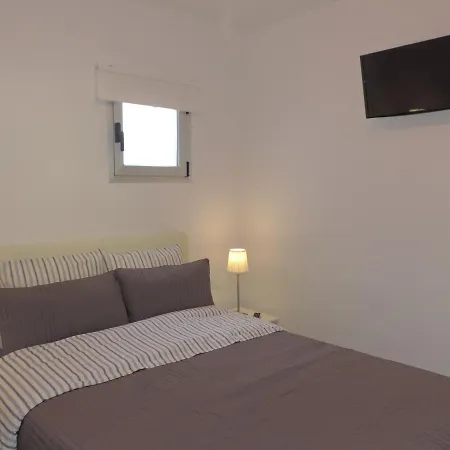 Gracioseros 106- 2 Bed-gr Floor-ac-uk Tv-wifi Apartment